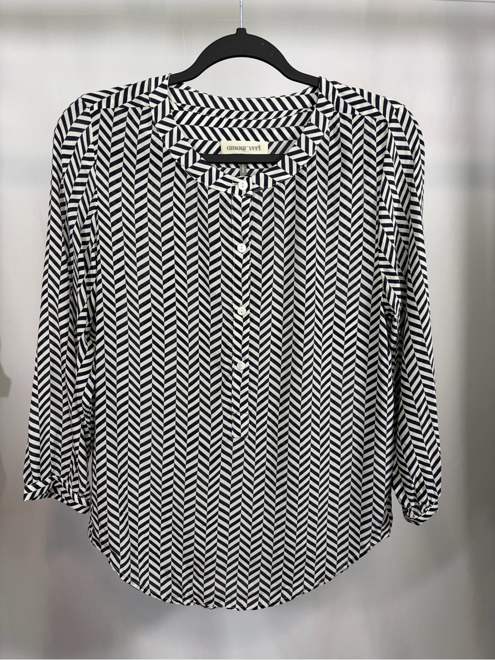 Amour Vert 100% Silk Chevron Blouse Navy Ivory Size S